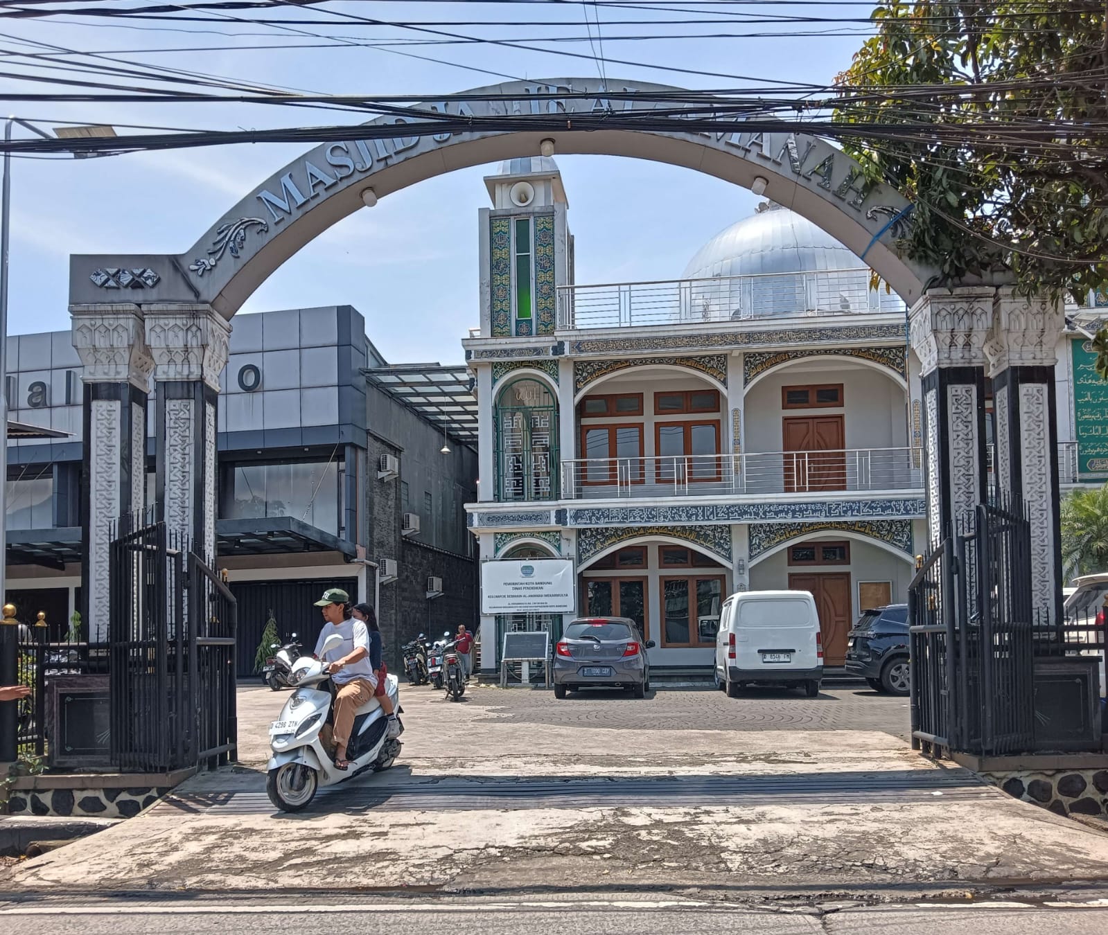 Foto gerbang utama sekolah
