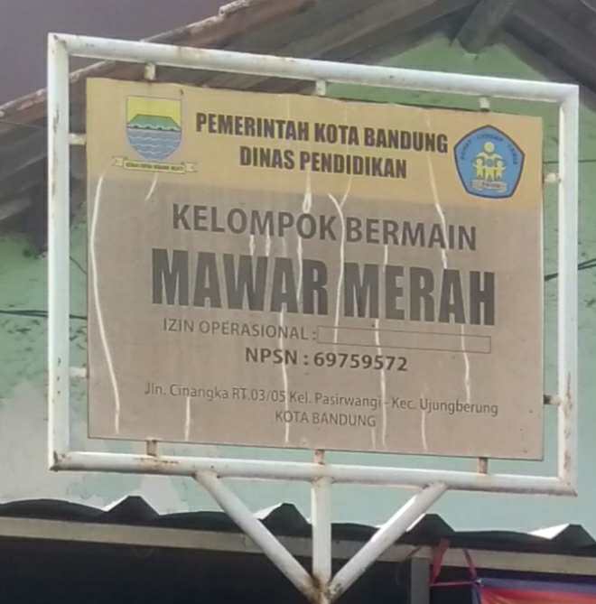 A.gedung utama sekolah B.gerbang utama sekolah C.Palng sekolah mawar merah