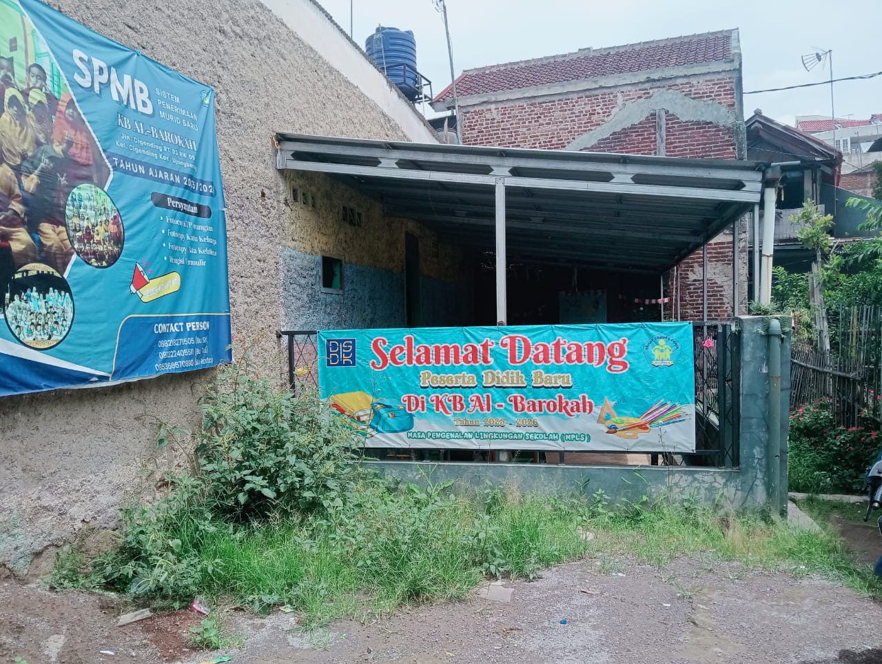 Gerbang Sekolah yang berada di belakang Sekolah