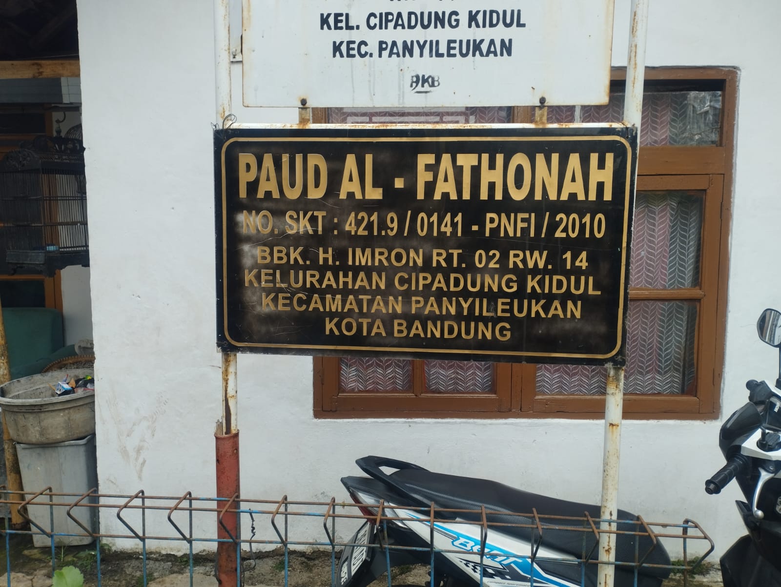 Foto A, Plang Sekolah