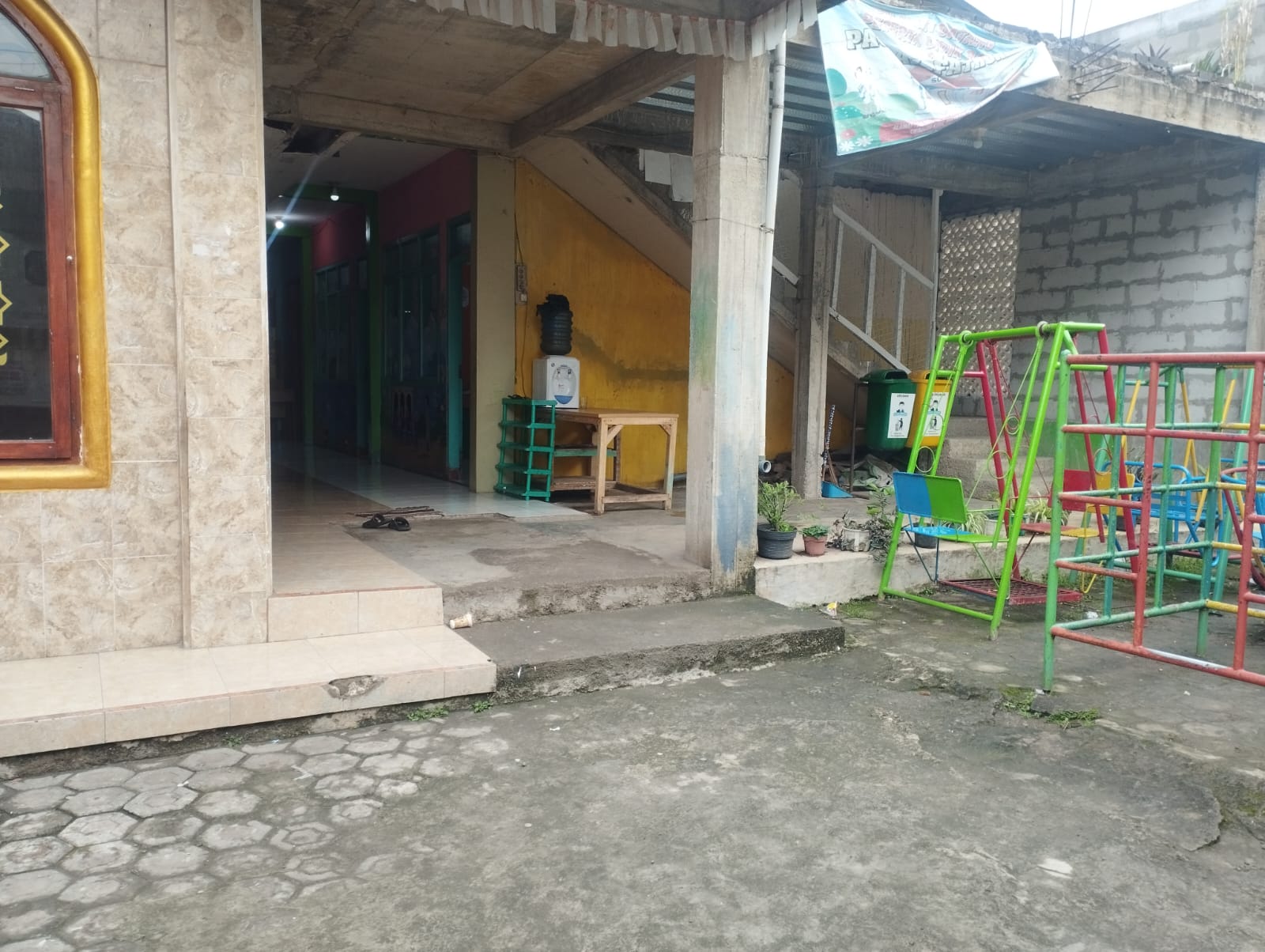 Foto B, Gerbang Utama Sekolah