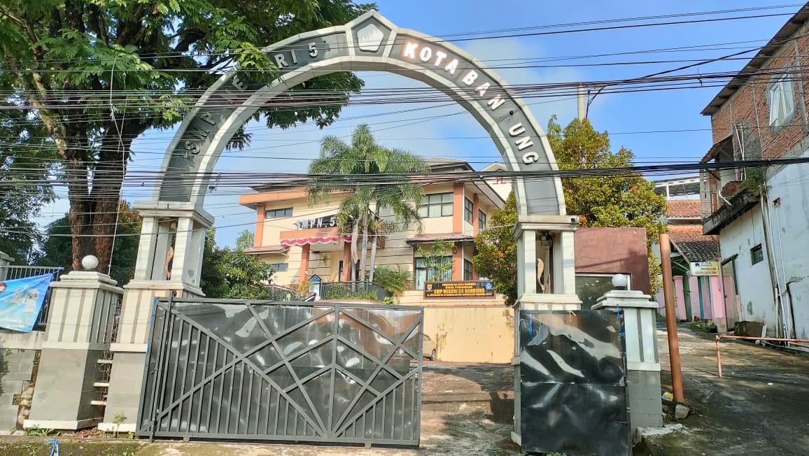 Foto Gerbang Sekolah SMPN 53
