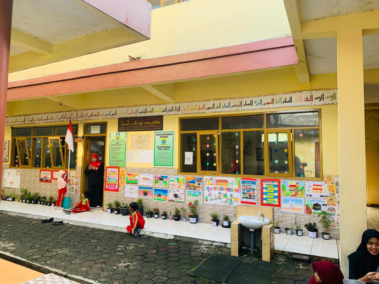 TAMPAK DEPAN SAMPING SEKOLAH PAUD KB BAITURRAHMAN