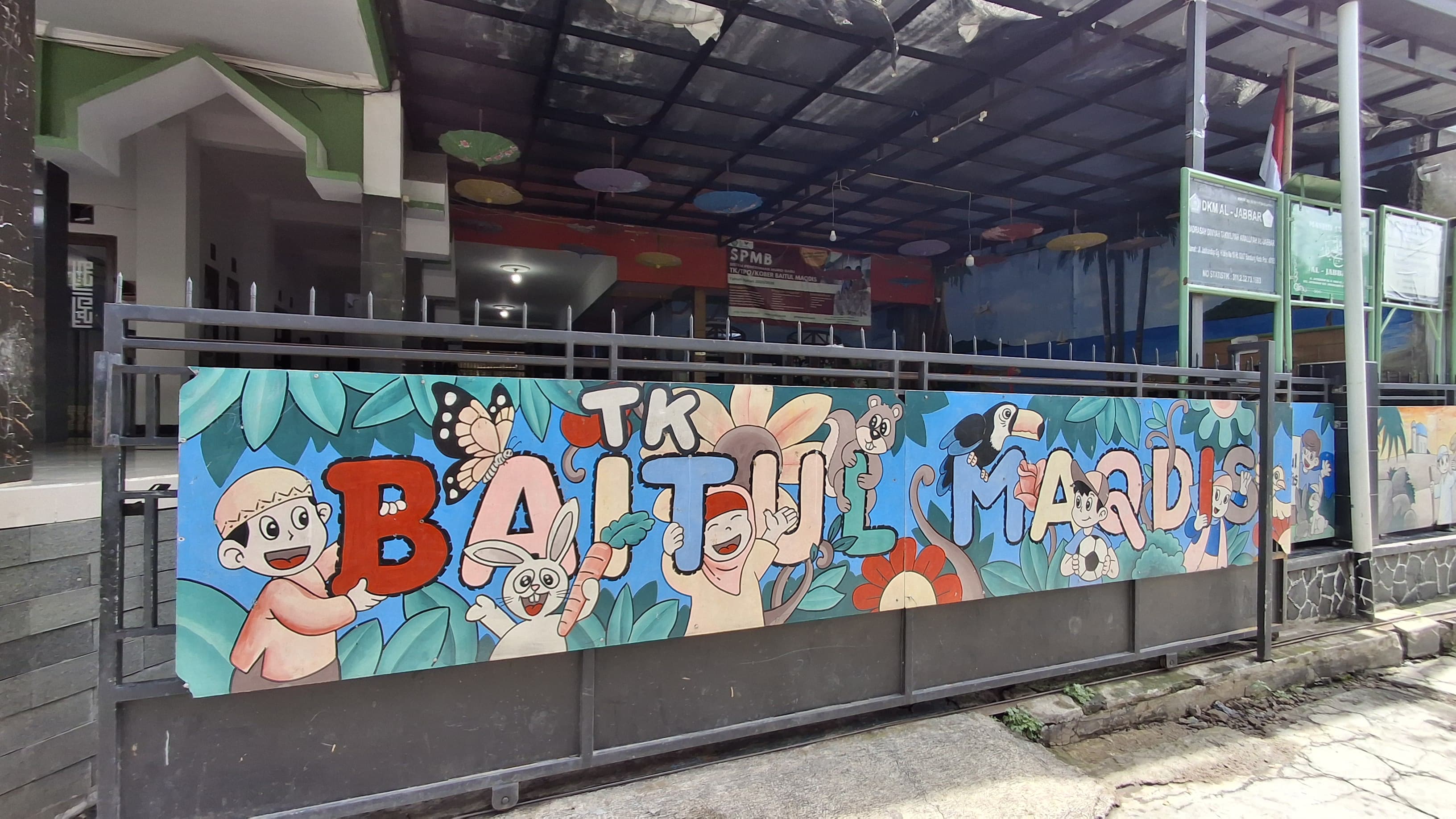 Foto Gerbang Utama Sekolah