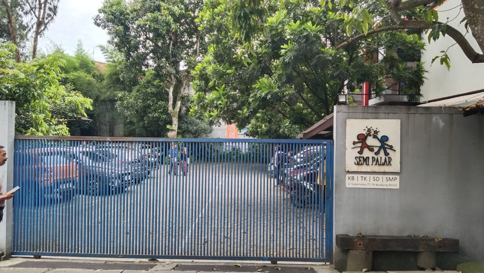 GERBANG SEKOLAH SEMI PALAR