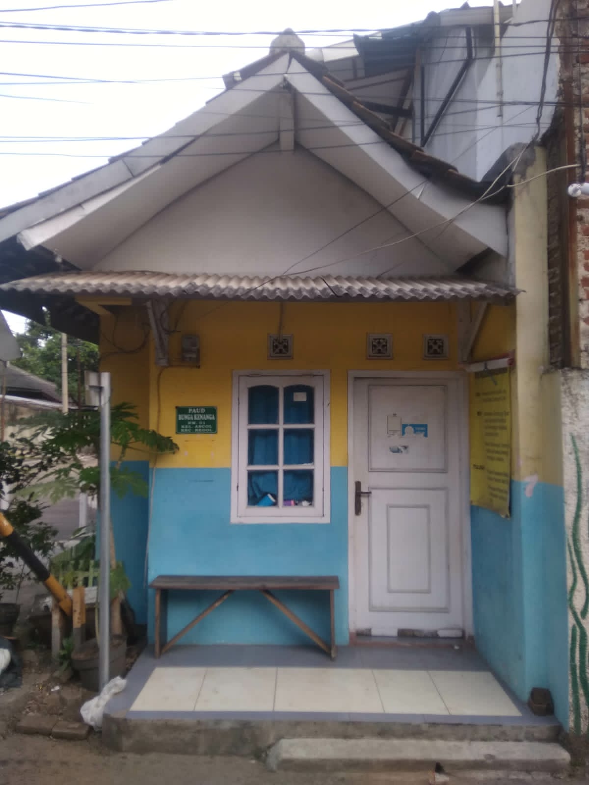 gedung sekolah tampak depan