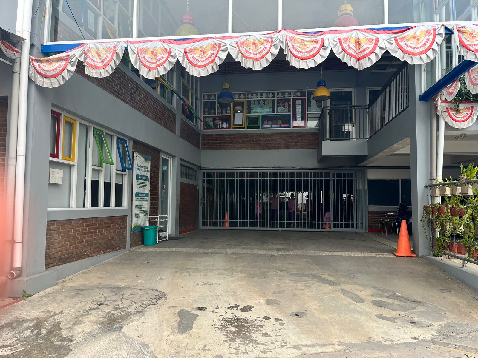 Gerbang utama sekolah CME