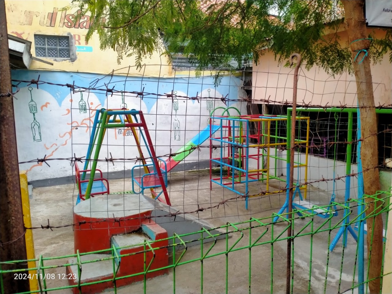 Halaman Sekolah & Taman Bermain