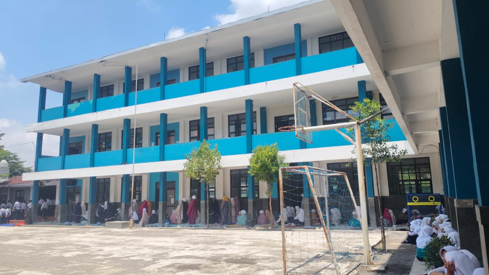 Pembiasaan Sholat Dzuhur (PoV Siswi)