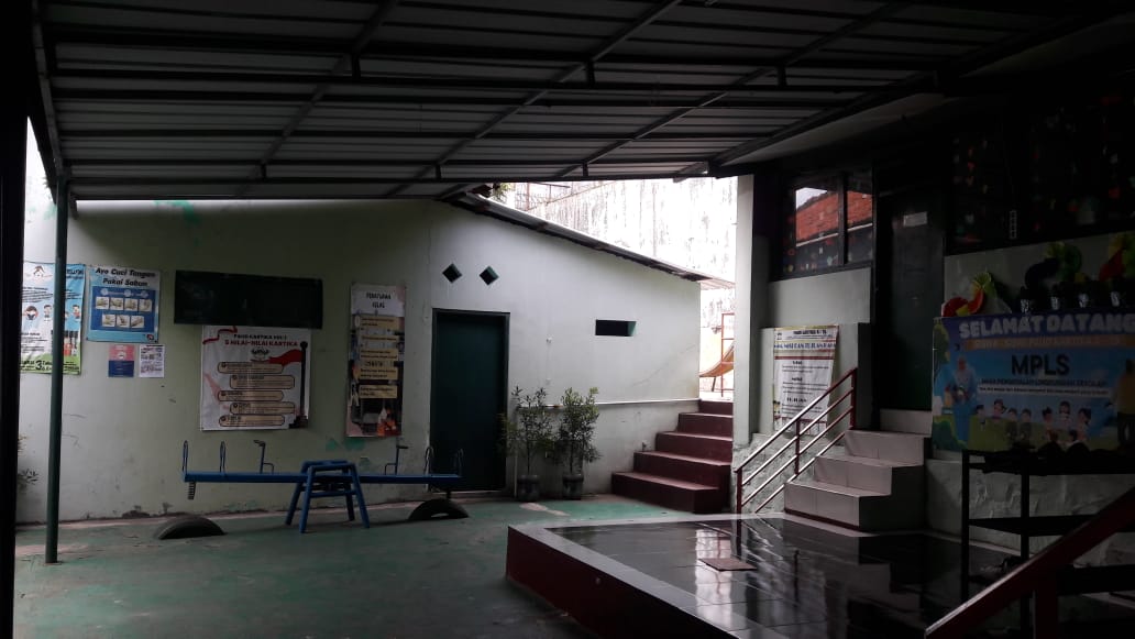 Depan Gedung Sekolah