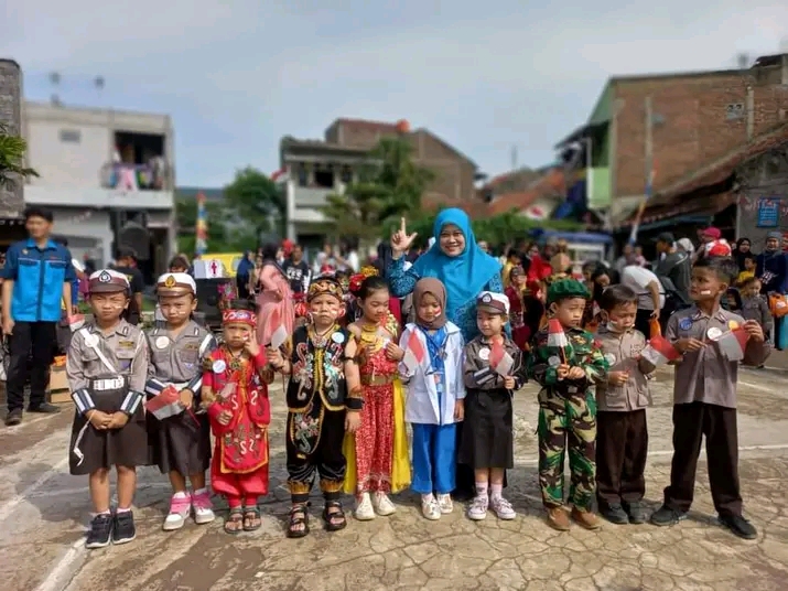 Lomba Carnaval Baju Adat dan Profesi