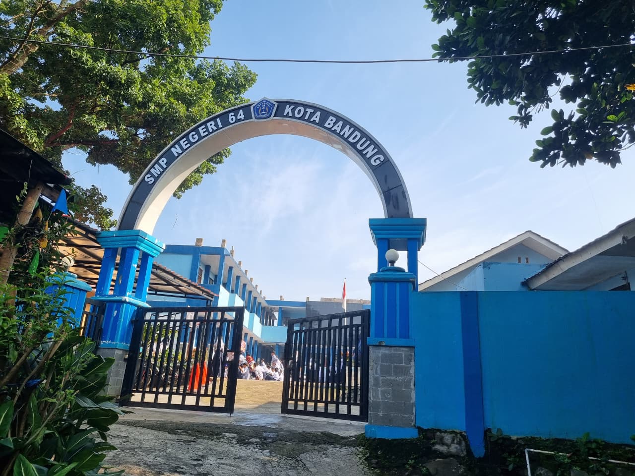Gerbang Sekolah SMPN 64 BANDUNG