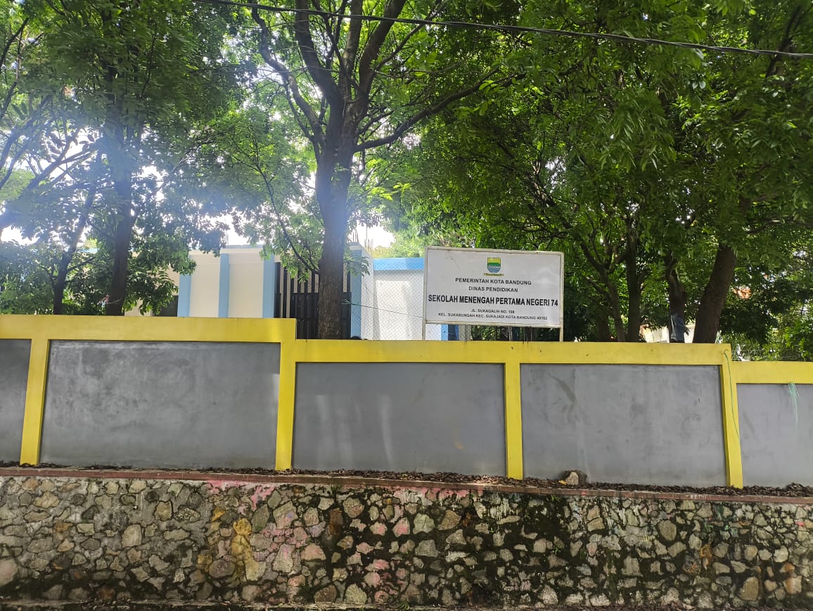 Plang Sekolah SMPN 74 Bandung