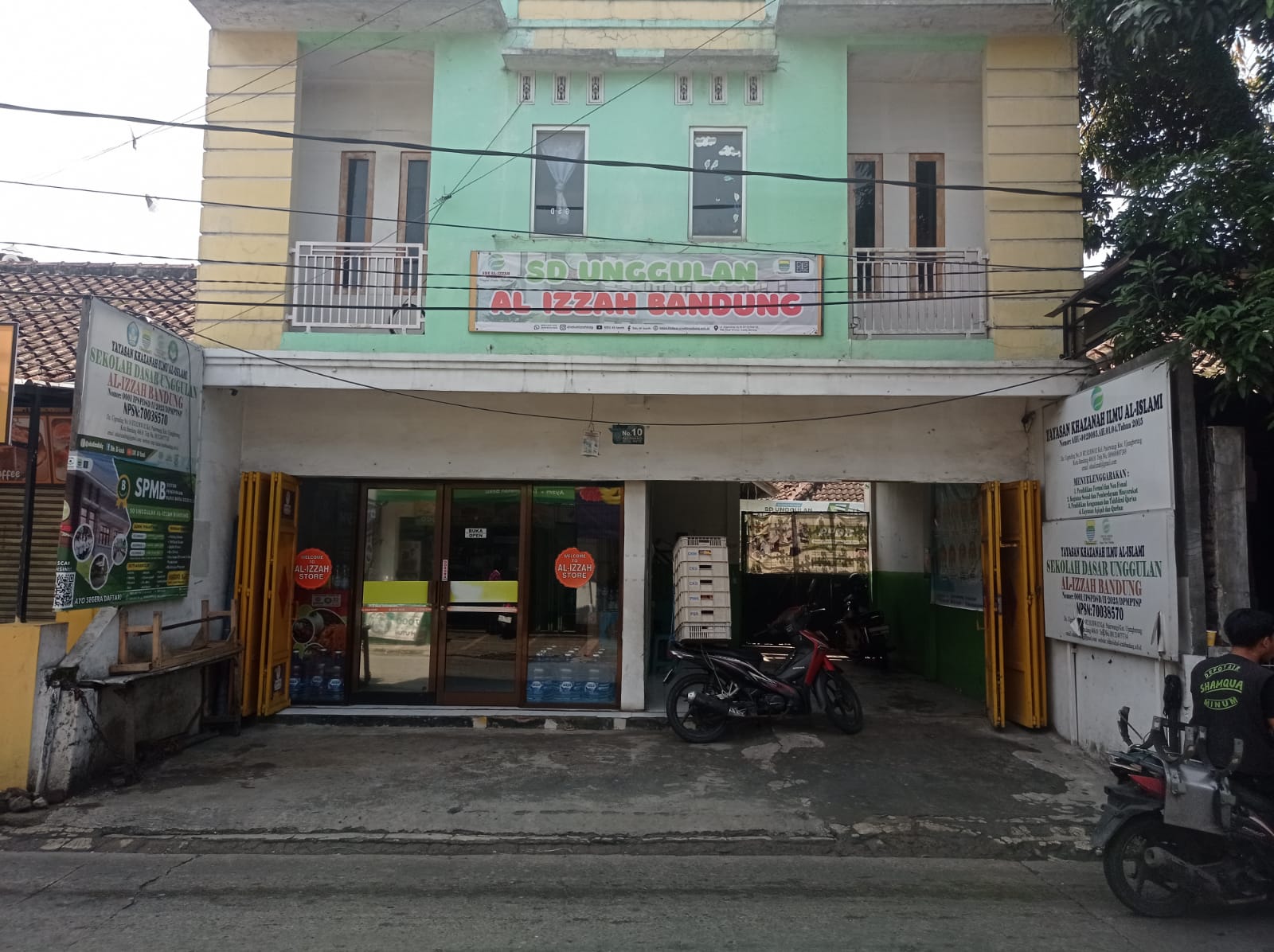 Plang SD Unggulan Al-izzah Bandung