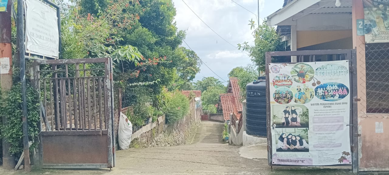 Foto Gerbang Utama Sekolah