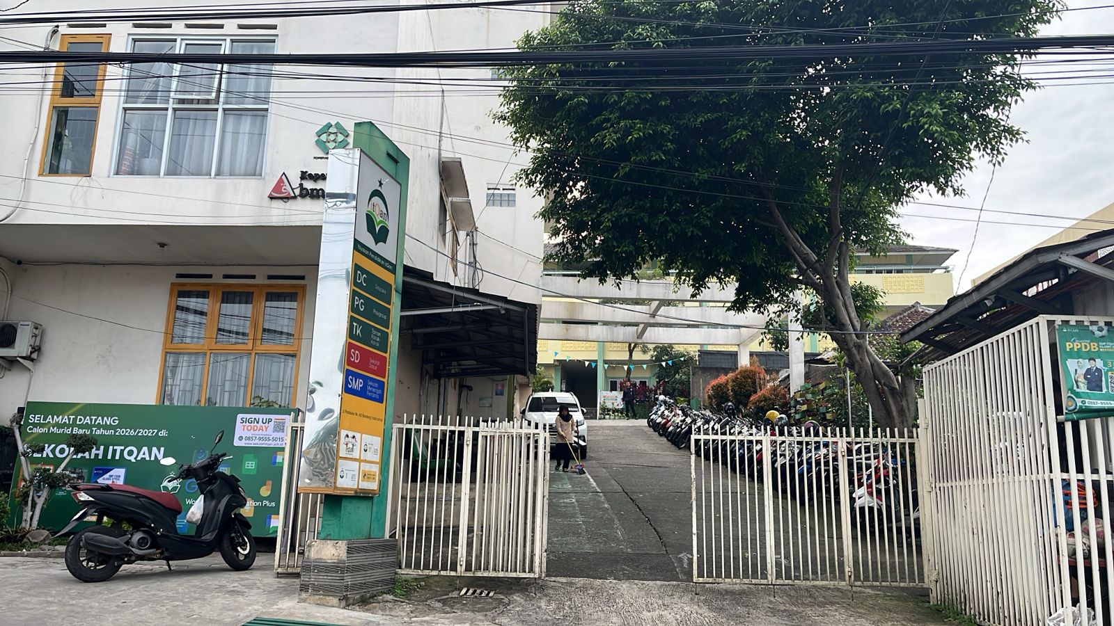 Foto Gerbang Utama Sekolah