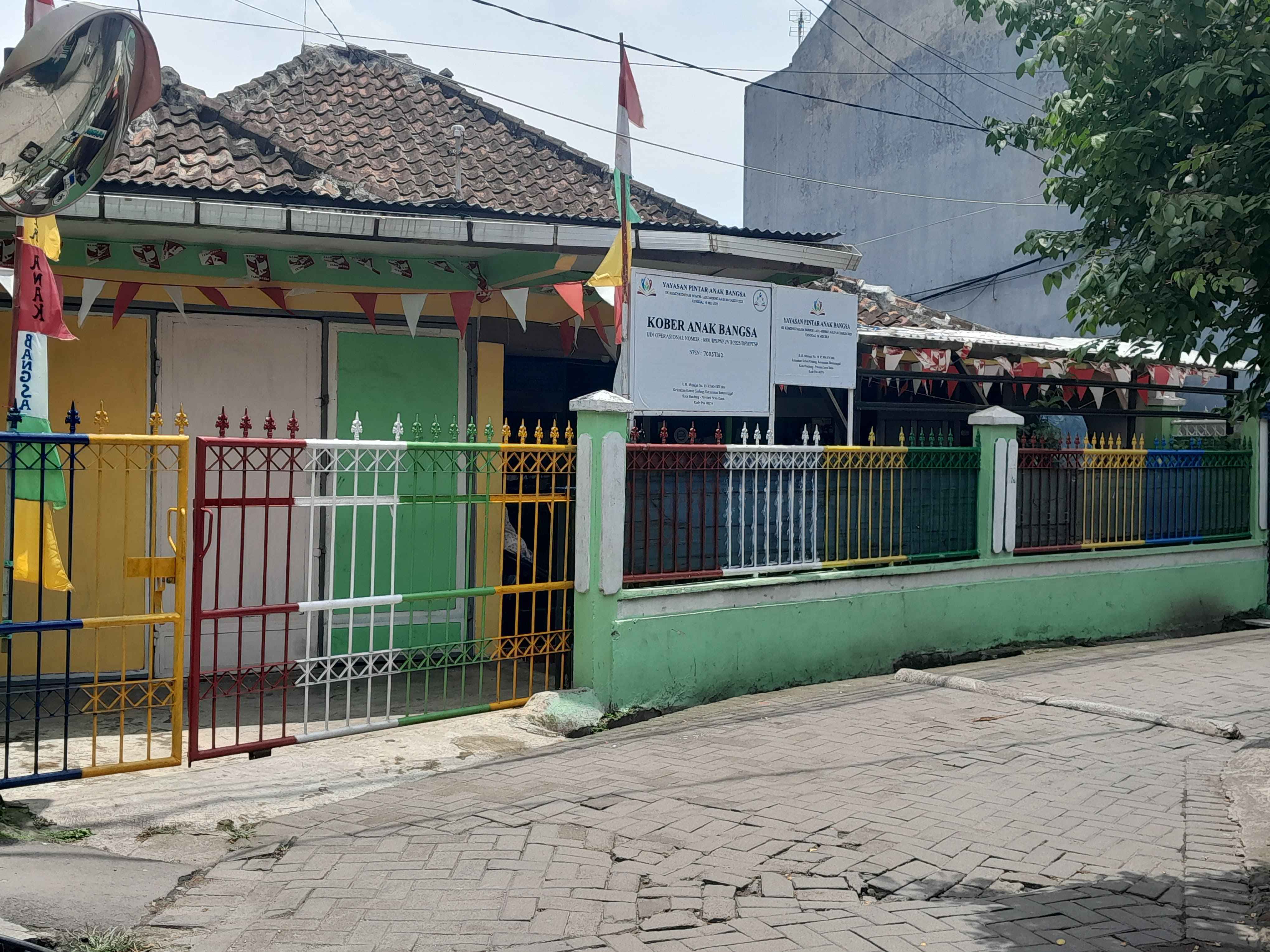 FOTO GERBANG UTAMA SEKOLAH